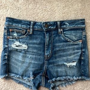 American eagle high rise shortie in a dark wash. Size 8 with a 2 inch inseam.